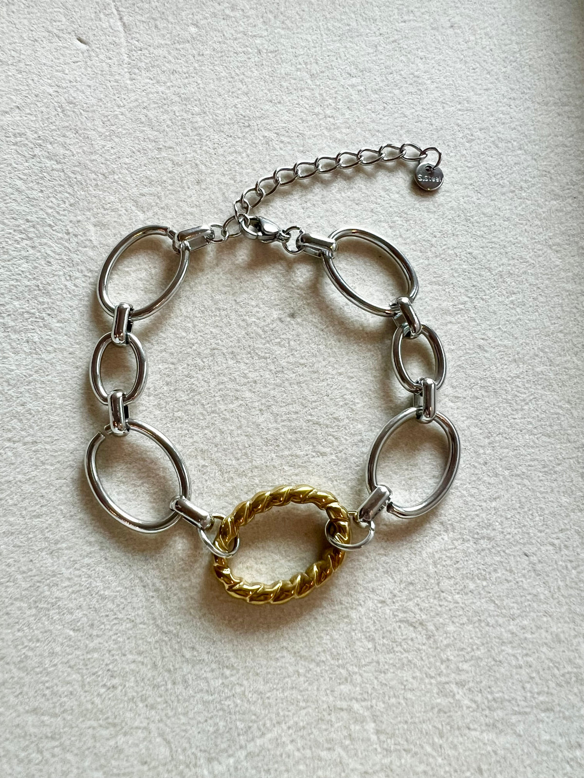 Molten circle link bracelet