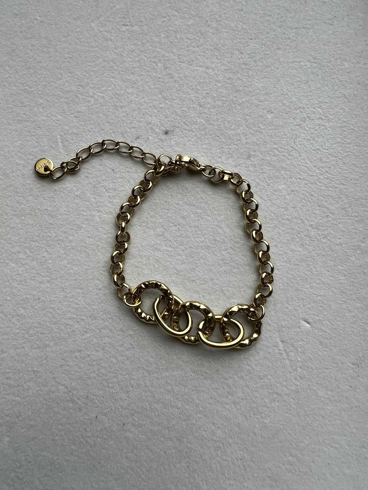 Interlocking cluster ring station bracelet