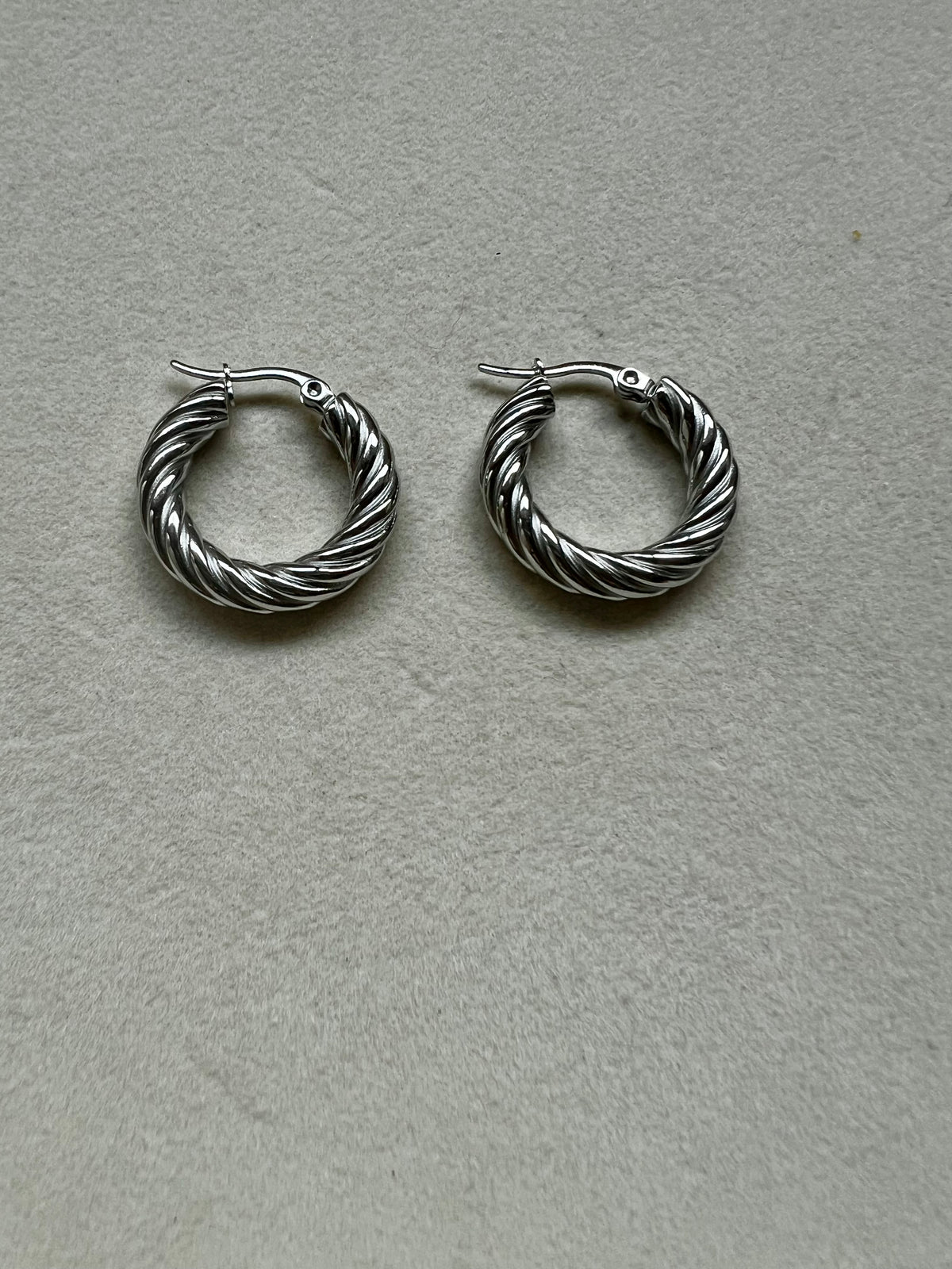 Grid Medium Hoops